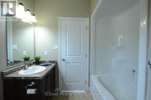 25 Rue Vanier, Tiny, ON - Indoor Photo Showing Bathroom