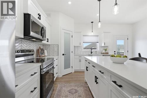 709 Sarazen Drive, Warman, SK - Indoor Photo Showing Kitchen With Upgraded Kitchen