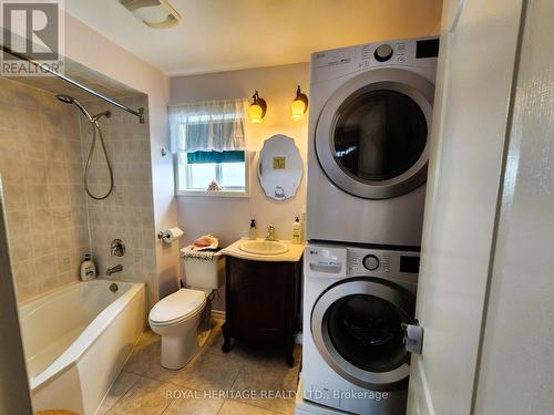 Master Ensuite - 127 Knapton Drive, Newmarket (Woodland Hill), ON 
