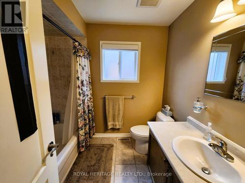 2nd Floor Bathroom 4 Pce - 127 Knapton Drive, Newmarket (Woodland Hill), ON 
