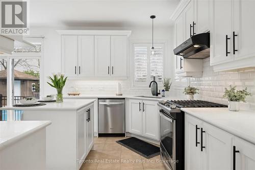 14 Mossgrove Drive, Kitchener, ON - Indoor Photo Showing Kitchen With Upgraded Kitchen