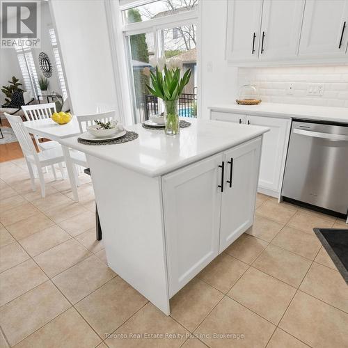 14 Mossgrove Drive, Kitchener, ON - Indoor Photo Showing Kitchen