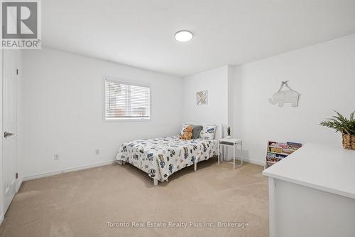 14 Mossgrove Drive, Kitchener, ON - Indoor Photo Showing Bedroom