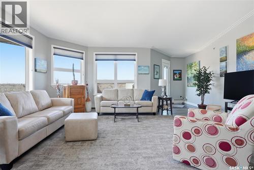 436 623 Saskatchewan Crescent W, Saskatoon, SK - Indoor Photo Showing Living Room