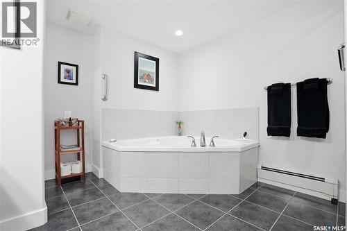 436 623 Saskatchewan Crescent W, Saskatoon, SK - Indoor Photo Showing Bathroom