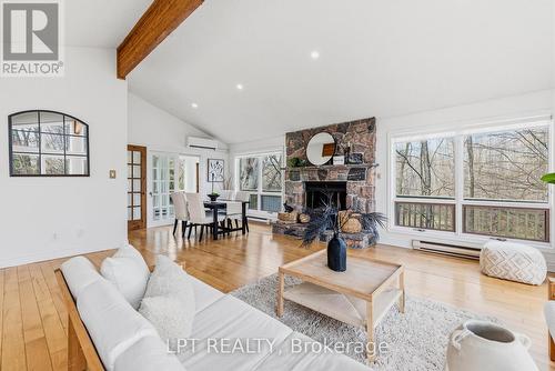 50 Concession Rd 2 W, Tiny, ON - Indoor Photo Showing Living Room