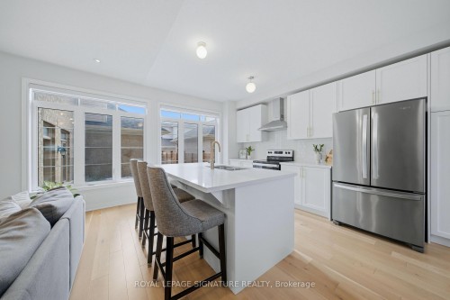 209 Clockwork Drive, Brampton, ON - Indoor Photo Showing Kitchen With Upgraded Kitchen