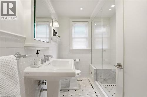 Main Level Bathroom - 2137 Deyncourt Drive, Burlington, ON - Indoor Photo Showing Bathroom