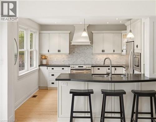 2137 Deyncourt Drive, Burlington, ON - Indoor Photo Showing Kitchen With Double Sink With Upgraded Kitchen