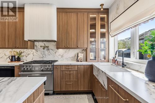 3155 Seabright Drive, Mississauga, ON - Indoor Photo Showing Kitchen With Upgraded Kitchen