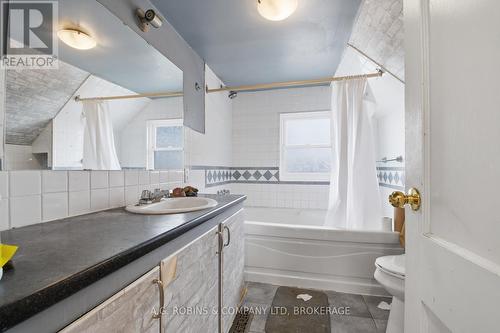 578 Southworth Street S, Welland (Lincoln/Crowland), ON - Indoor Photo Showing Bathroom