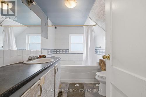 578 Southworth Street S, Welland (Lincoln/Crowland), ON - Indoor Photo Showing Bathroom