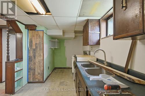 578 Southworth Street S, Welland (Lincoln/Crowland), ON - Indoor Photo Showing Kitchen With Double Sink