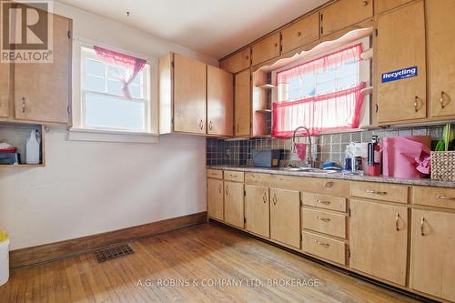 578 Southworth Street S, Welland (Lincoln/Crowland), ON - Indoor Photo Showing Kitchen