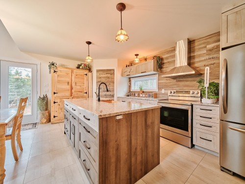 Cuisine - 653 2E Rang, Saint-Charles-De-Bourget, QC - Indoor Photo Showing Kitchen With Upgraded Kitchen