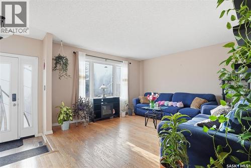 454 Konihowski Road, Saskatoon, SK - Indoor Photo Showing Living Room