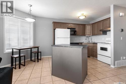 4044 Buckingham Drive E, Regina, SK - Indoor Photo Showing Kitchen