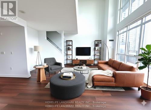 833 - 8 Telegram Mews, Toronto, ON - Indoor Photo Showing Living Room
