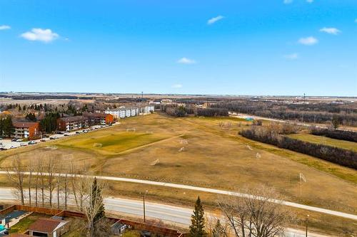 231 Carriage Rd, Winnipeg, MB 