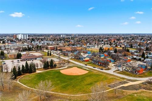 231 Carriage Rd, Winnipeg, MB 