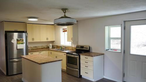1741 Chasm Road, Clinton, BC - Indoor Photo Showing Kitchen With Double Sink