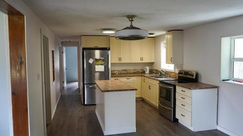 1741 Chasm Road, Clinton, BC - Indoor Photo Showing Kitchen With Double Sink