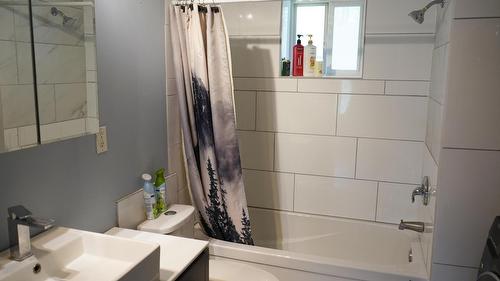 1741 Chasm Road, Clinton, BC - Indoor Photo Showing Bathroom