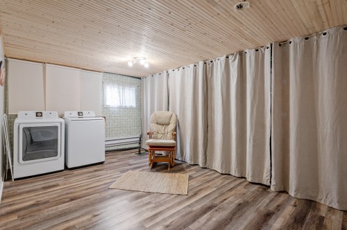 Salle de lavage - 1421 Rue Des Pierrots, Sainte-Adèle, QC - Indoor Photo Showing Laundry Room