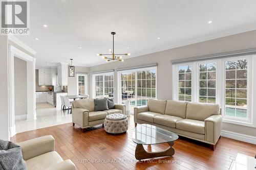 2 Gilbert Drive, Aurora, ON - Indoor Photo Showing Living Room