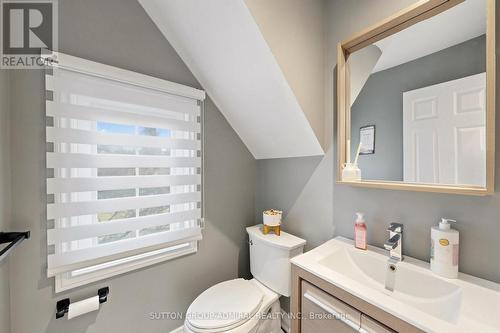 2 Gilbert Drive, Aurora, ON - Indoor Photo Showing Bathroom