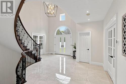 2 Gilbert Drive, Aurora, ON - Indoor Photo Showing Other Room