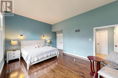 2 Gilbert Drive, Aurora, ON - Indoor Photo Showing Bedroom