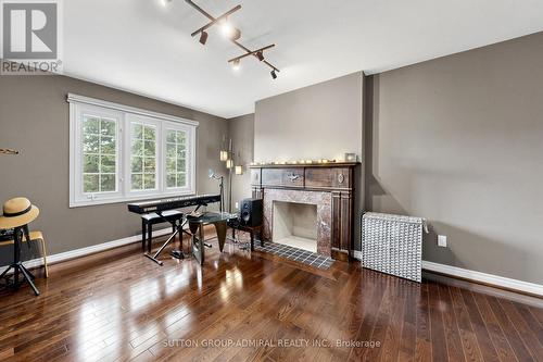 2 Gilbert Drive, Aurora, ON - Indoor