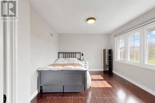 2 Gilbert Drive, Aurora, ON - Indoor Photo Showing Bedroom