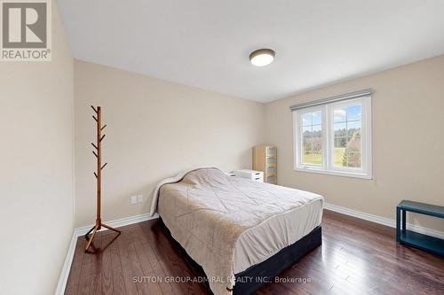 2 Gilbert Drive, Aurora, ON - Indoor Photo Showing Bedroom