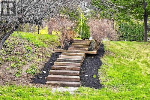 2 Gilbert Drive, Aurora, ON - Outdoor