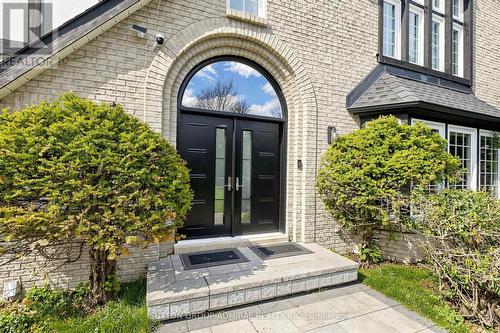 2 Gilbert Drive, Aurora, ON - Outdoor