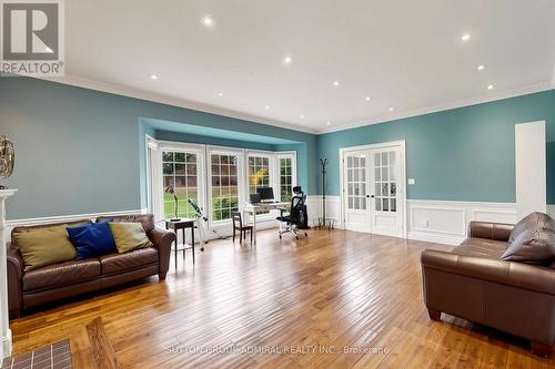 2 Gilbert Drive, Aurora, ON - Indoor Photo Showing Living Room