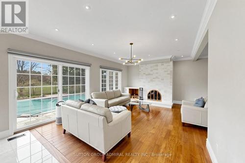 2 Gilbert Drive, Aurora, ON - Indoor Photo Showing Living Room