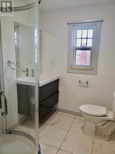 147 Holton Avenue S, Hamilton, ON - Indoor Photo Showing Bathroom