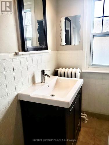 147 Holton Avenue S, Hamilton, ON - Indoor Photo Showing Bathroom