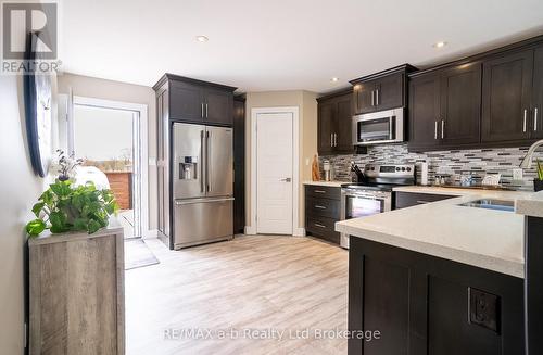 136 Maple Lane, Tillsonburg, ON - Indoor Photo Showing Kitchen With Upgraded Kitchen