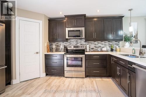 136 Maple Lane, Tillsonburg, ON - Indoor Photo Showing Kitchen With Double Sink With Upgraded Kitchen