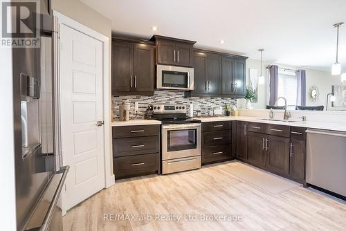 136 Maple Lane, Tillsonburg, ON - Indoor Photo Showing Kitchen With Upgraded Kitchen