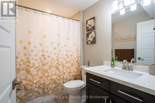 136 Maple Lane, Tillsonburg, ON - Indoor Photo Showing Bathroom