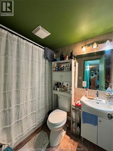 6647 Thornberry Crescent, Windsor, ON - Indoor Photo Showing Bathroom
