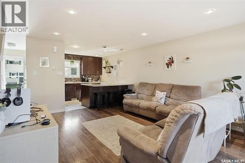 7 Killarney Way, Regina, SK - Indoor Photo Showing Living Room
