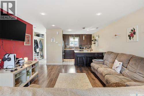 7 Killarney Way, Regina, SK - Indoor Photo Showing Living Room
