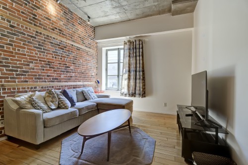 Salon - 303-64 Rue St-Paul O., Montréal (Ville-Marie), QC - Indoor