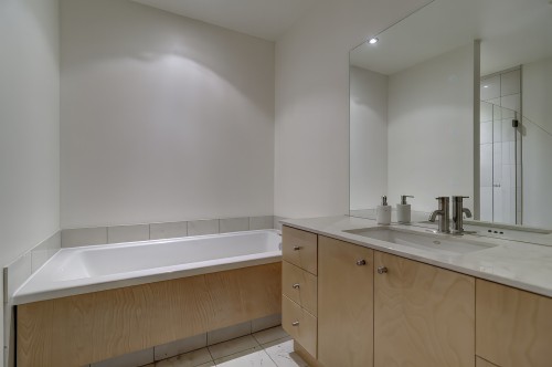 Salle de bains - 303-64 Rue St-Paul O., Montréal (Ville-Marie), QC - Indoor Photo Showing Bathroom
